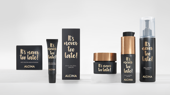 ALCINA Its never too late Anti-Aging-Gesichtspflegeserie mit Augencreme, Konzentrat, Serum, Creme und Zell-Aktiv-Tonic in elegantem Schwarz-Gold-Design, die gezielt gegen Falten und Hautalterung wirkt.