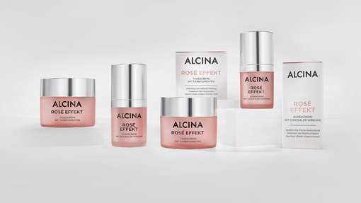 ALCINA Rosé Effekt Tagescreme und Augencreme im roséfarbenen Tiegel- und Pumpspender-Design mit Farbpigmenten, die reifer Haut sofort einen frischen, geglättet wirkenden Teint verleihen und Augenschatten für einen wachen, strahlenden Blick kaschieren.
